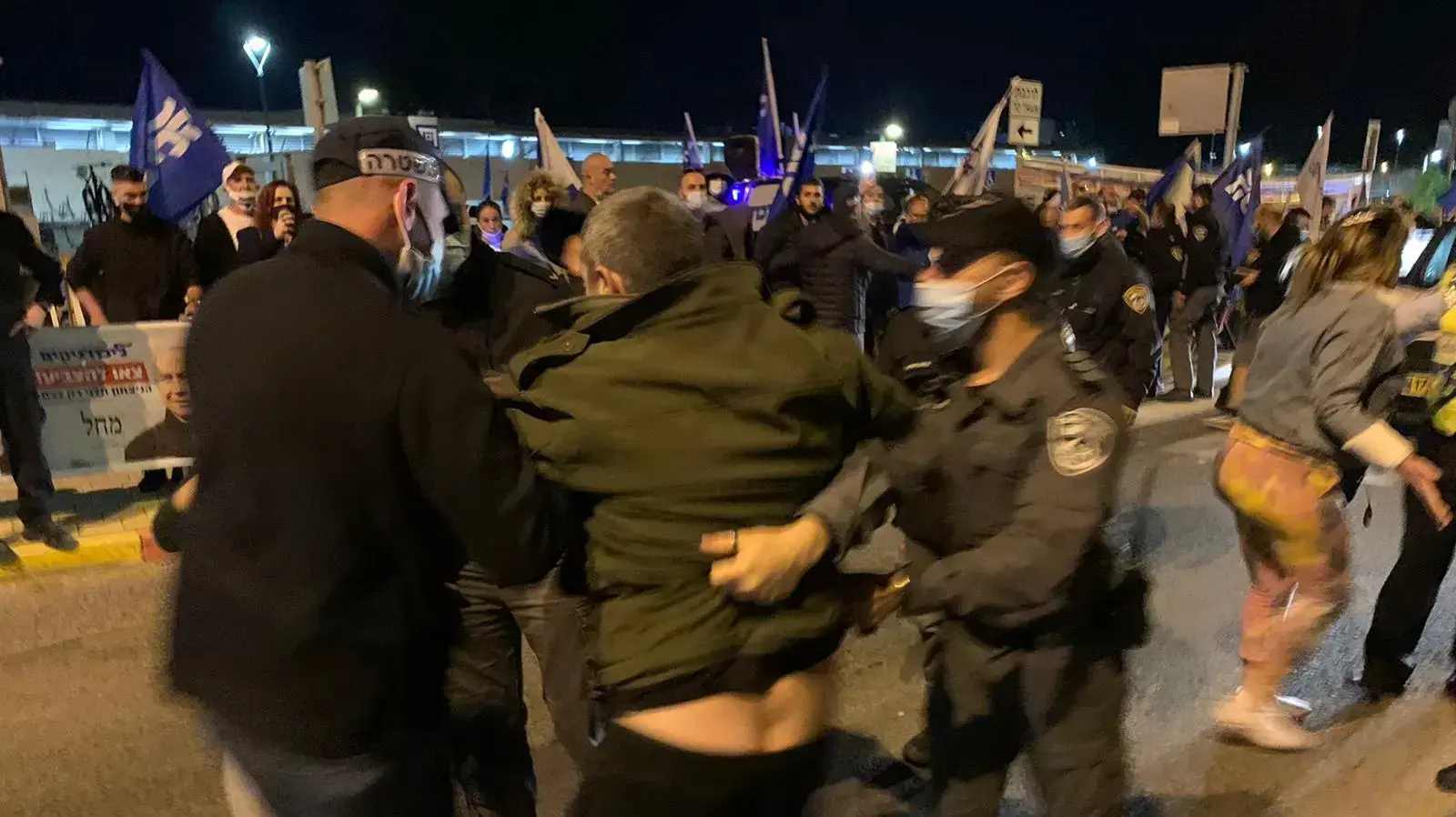 מעצר במהלך הפגנת הדגלים השחורים סמוך לתחנת רכבת בנימינה 31 בדצמבר 2020
מעצר במהלך הפגנת הדגלים השחורים סמוך לתחנת רכבת בנימינה 31 בדצמבר 2020