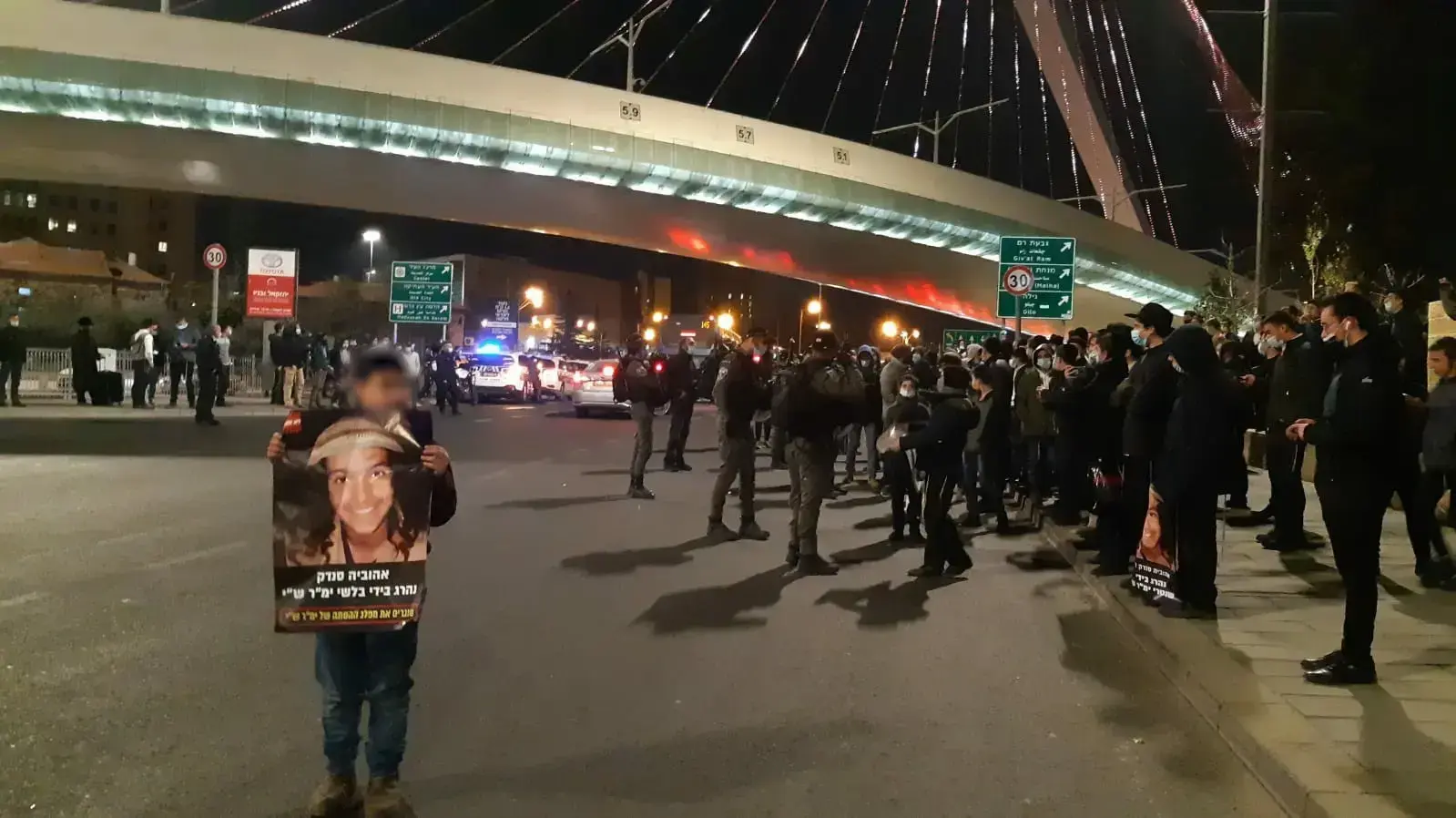 מחאה על מותו של אהוביה סנדק. גשר המיתרים, ירושלים 31 בדצמבר 2020 מחאה על מותו של אהוביה סנדק. גשר המיתרים, ירושלים 31 בדצמבר 2020