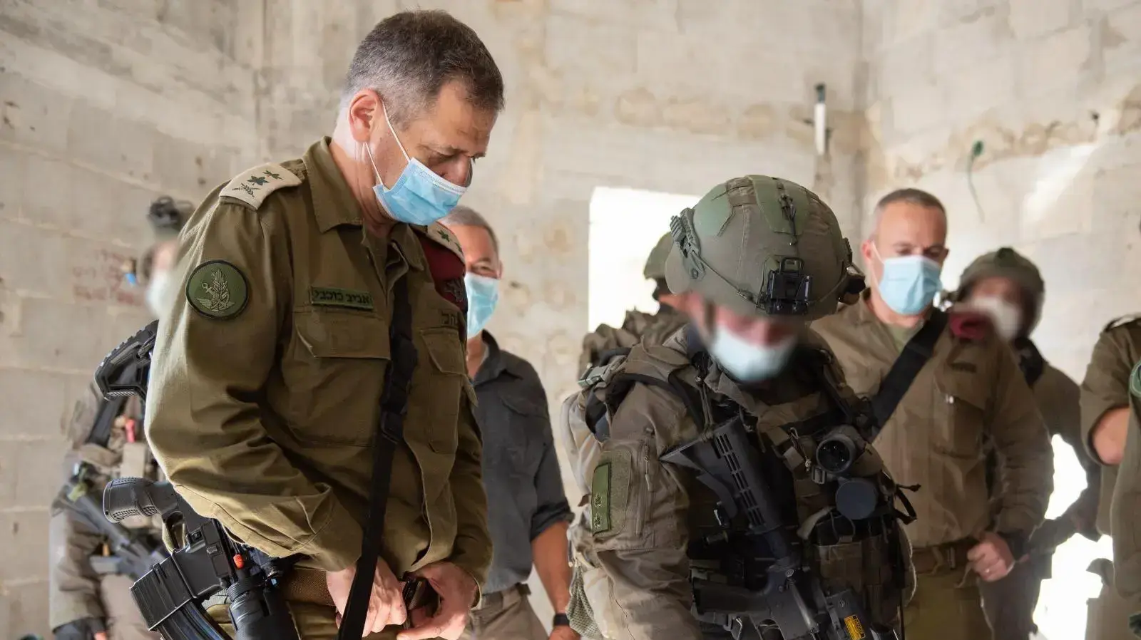 הרמטכ"ל, אביב כוכבי ומפקד יחידת רפאים אל"מ ע' בכפר כאבול הרמטכ"ל, אביב כוכבי ומפקד יחידת רפאים אל"מ ע' בכפר כאבול