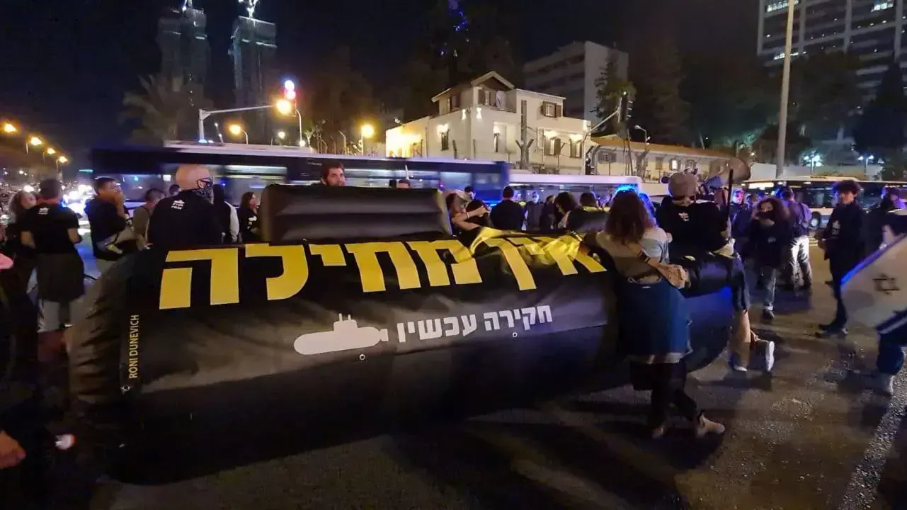 מאות בני אדם מפגינים בתל אביב במחאה נגד ראש הממשלה בנימין נתניהו והשחיתות השלטונית, 31 בדצמבר 2020 מאות בני אדם מפגינים בתל אביב במחאה נגד ראש הממשלה בנימין נתניהו והשחיתות השלטונית, 31 בדצמבר 2020
