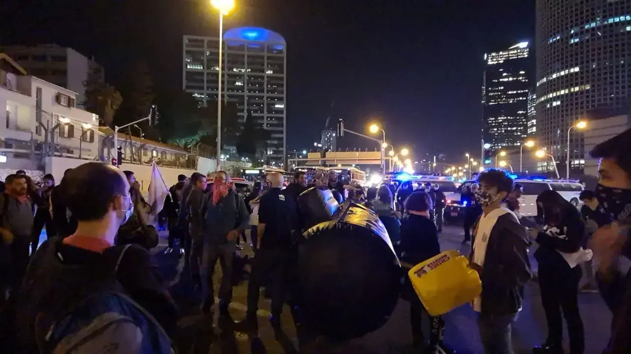 מאות בני אדם מפגינים בתל אביב במחאה נגד ראש הממשלה בנימין נתניהו והשחיתות השלטונית, 31 בדצמבר 2020 מאות בני אדם מפגינים בתל אביב במחאה נגד ראש הממשלה בנימין נתניהו והשחיתות השלטונית, 31 בדצמבר 2020