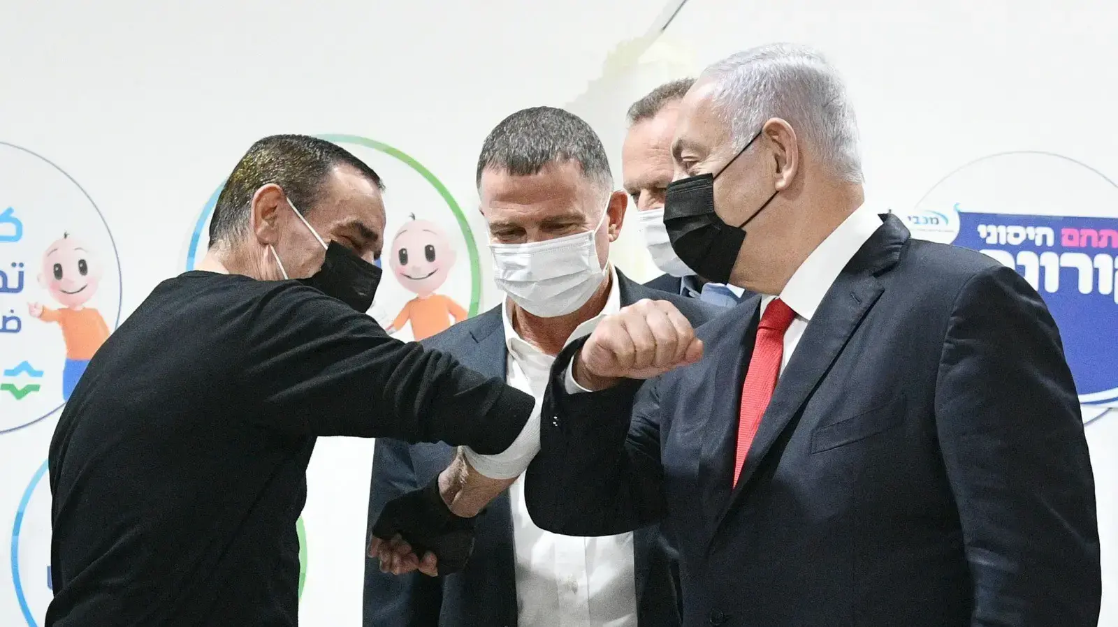 ראש הממשלה, נתניהו ושר הבריאות אדלשטיין עם מחוסן המיליון במתחם חיסוני הקורונה באום אל פחם 1 בינואר 2021