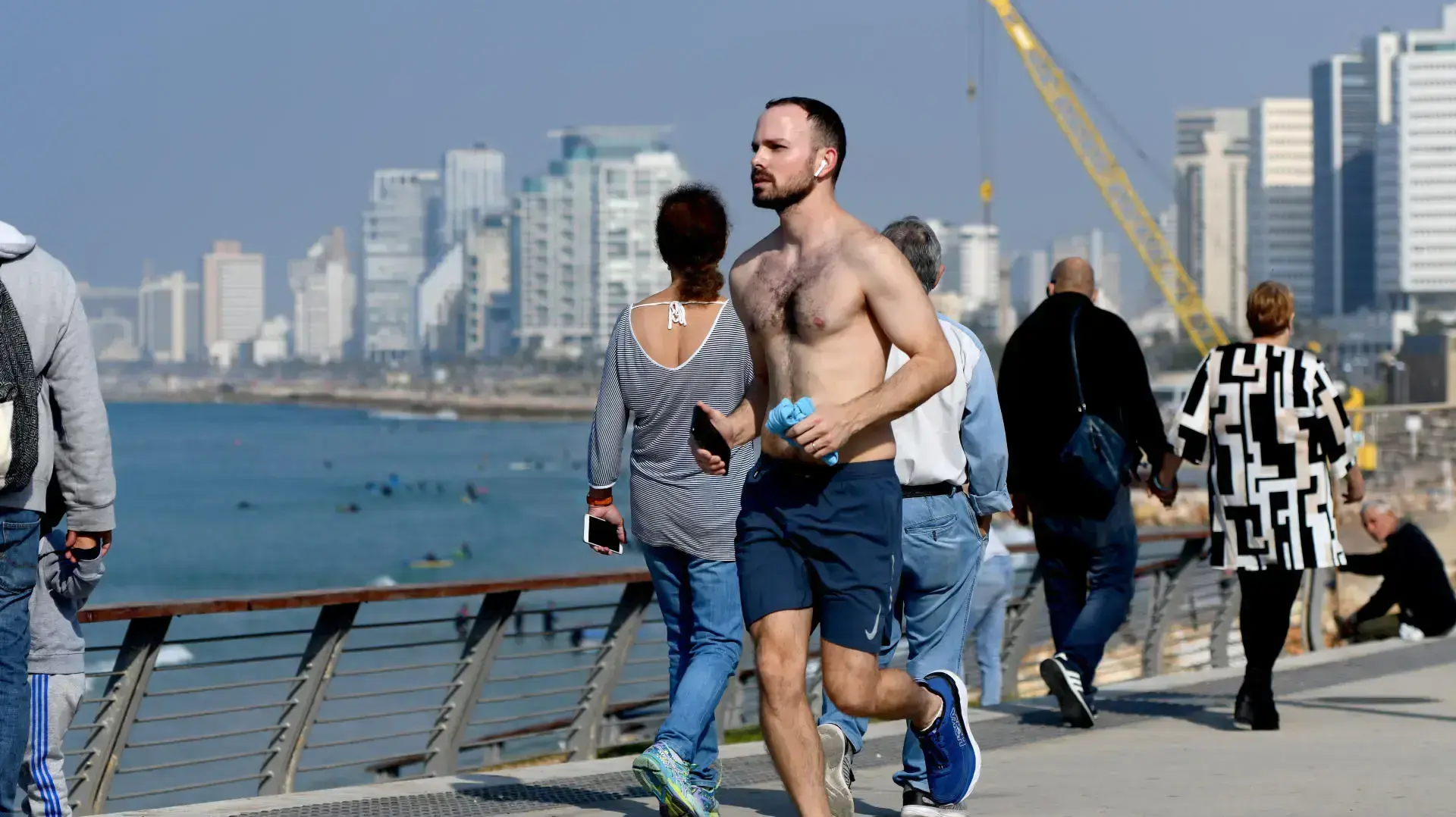 ברקע הסגר | מטיילים סמוך לחוף הים בתל אביב 1 בינואר 2020 ברקע הסגר | מטיילים סמוך לחוף הים בתל אביב 1 בינואר 2020