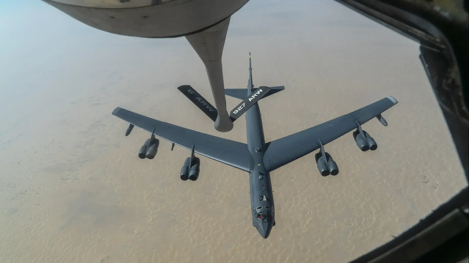 מטוס KC-135 סטרטוטנקר מתדלק מפציץ B-52 של חיל האוויר של ארה"ב במזרח התיכון, 30 בדצמבר 2020
מטוס KC-135 סטרטוטנקר מתדלק מפציץ B-52 של חיל האוויר של ארה"ב במזרח התיכון, 30 בדצמבר 2020