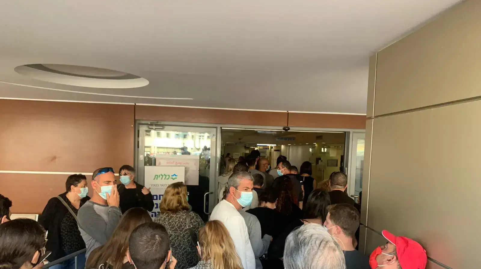 צפיפות בכניסה למוקד החיסונים של כללית בבית החולים מאיר בכפר סבא, 2 ינואר 2021 צפיפות בכניסה למוקד החיסונים של כללית בבית החולים מאיר בכפר סבא, 2 ינואר 2021