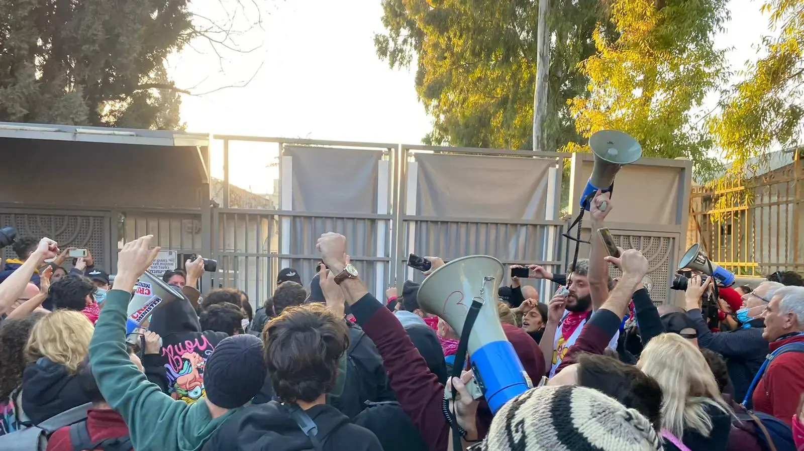 מפגינים נגד נתניהו חוסמים את אחד הרחובות המוביל למעון ראש הממשלה. חלקם נושאים לפידים. 2 בינואר 2021 מפגינים נגד נתניהו חוסמים את אחד הרחובות המוביל למעון ראש הממשלה. חלקם נושאים לפידים. 2 בינואר 2021