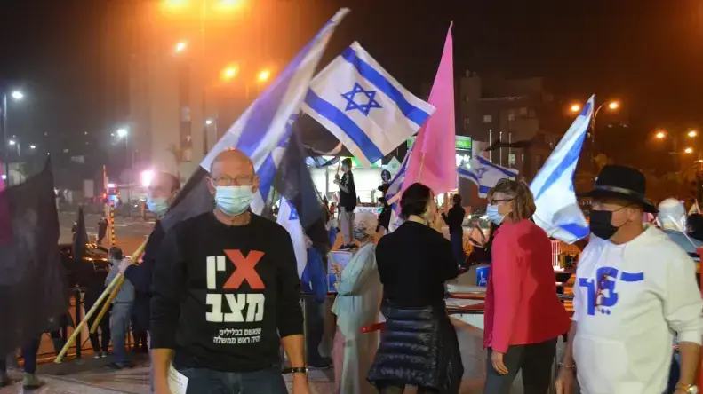 אמיר השכל במהלך הפגנת הדגלים השחורים בנס ציונה 2 בינואר 2020 אמיר השכל במהלך הפגנת הדגלים השחורים בנס ציונה 2 בינואר 2020