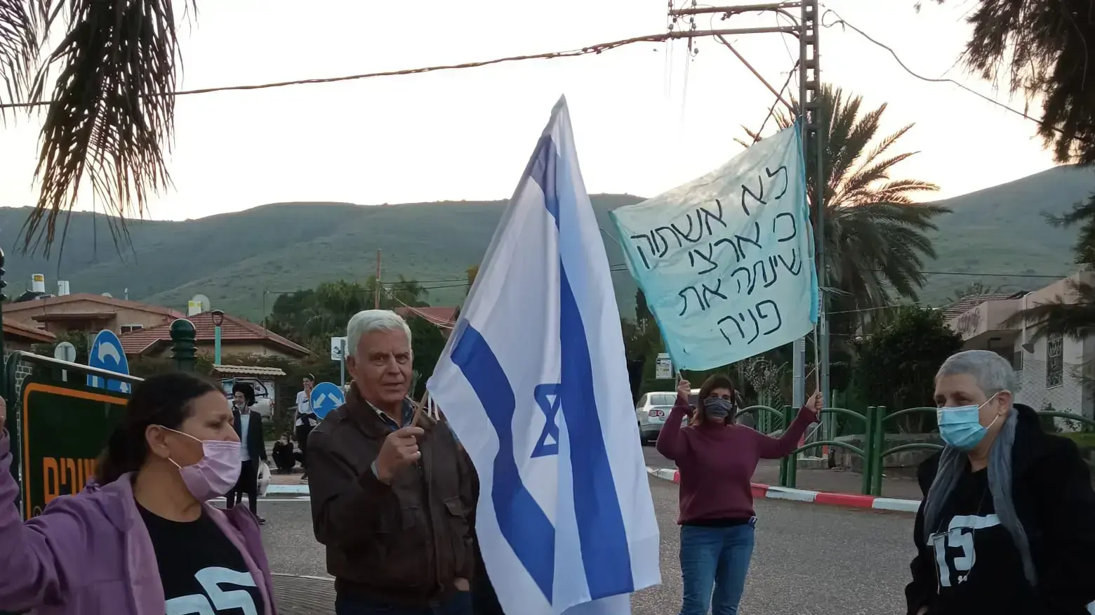 מפגינים בכיכר במרכז המושבה יבניאל שבצפון. 2 בינואר 2020 מפגינים בכיכר במרכז המושבה יבניאל שבצפון. 2 בינואר 2020
