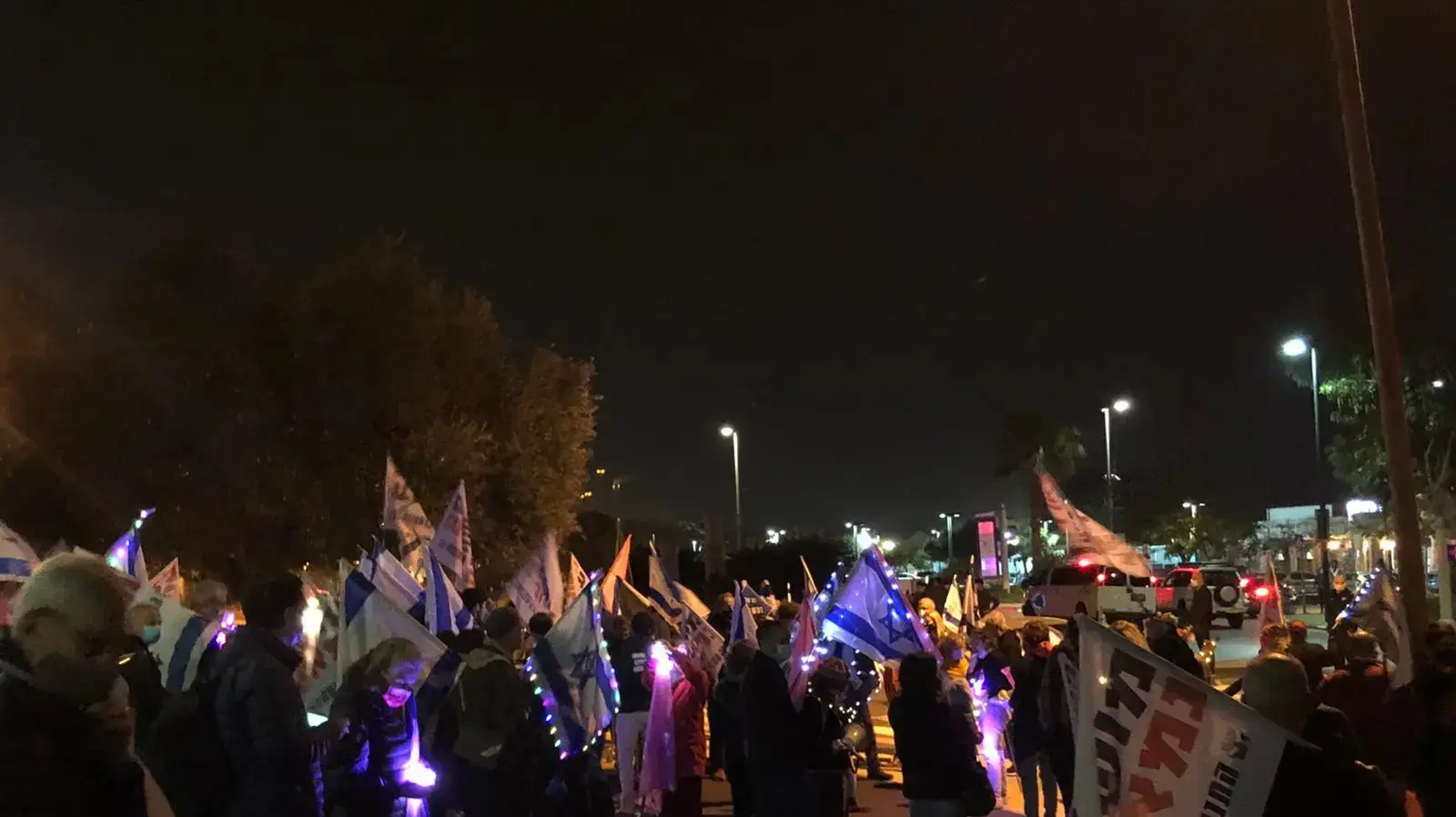 מאות מפגינים מול בית משפחת נתניהו בקיסריה, 2 בינואר 2020 מאות מפגינים מול בית משפחת נתניהו בקיסריה, 2 בינואר 2020
