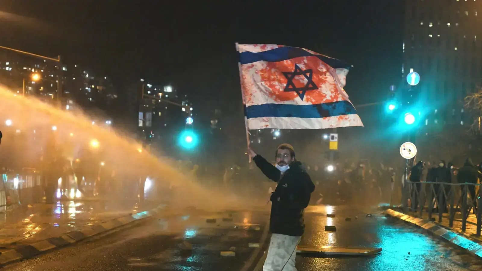 מפגין מניף את דגל ישראל במחאה על מות אהוביה סנדק בירושלים. 2 בינואר 2021 מפגין מניף את דגל ישראל במחאה על מות אהוביה סנדק בירושלים. 2 בינואר 2021
