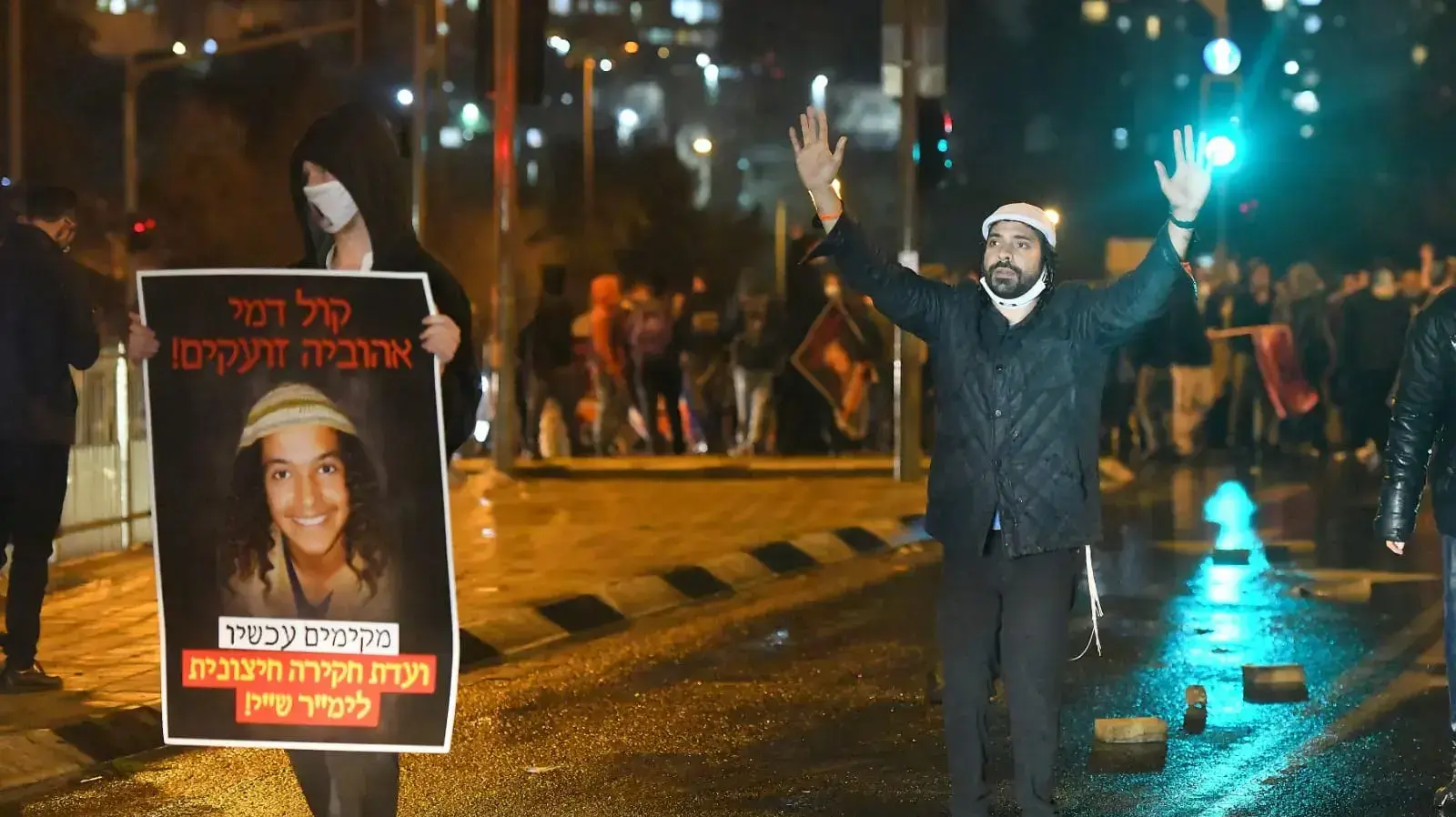מפגין במחאה על מות אהוביה סנדק בירושלים. 2 בינואר 2021 מפגין במחאה על מות אהוביה סנדק בירושלים. 2 בינואר 2021