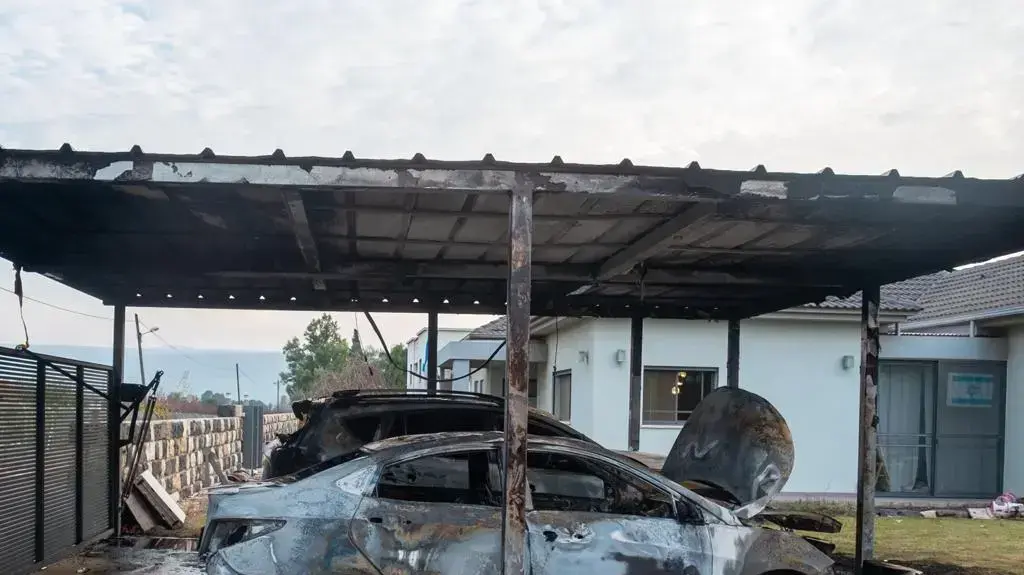רכב משטרה ורכב פרטי הועלו באש בצפון ביישוב יסוד המעלה. שלישי בינואר 2021 רכב משטרה ורכב פרטי הועלו באש בצפון ביישוב יסוד המעלה. שלישי בינואר 2021