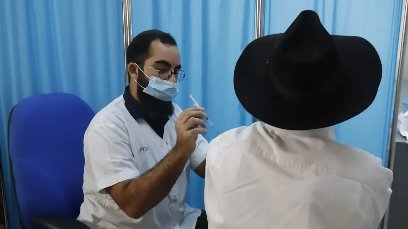 תושבי בני ברק מתחסנים במרכז החיסונים בכללית בבני ברק. 3 בינואר 2021
תושבי בני ברק מתחסנים במרכז החיסונים בכללית בבני ברק. 3 בינואר 2021
