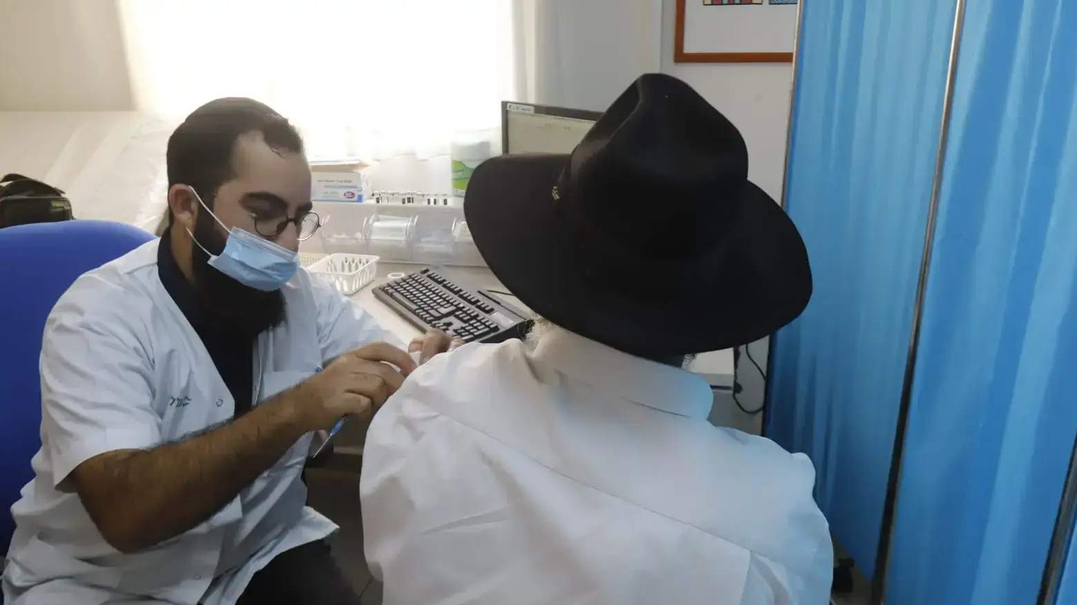 תושבי בני ברק מתחסנים במרכז החיסונים בכללית בבני ברק. 3 בינואר 2021 תושבי בני ברק מתחסנים במרכז החיסונים בכללית בבני ברק. 3 בינואר 2021