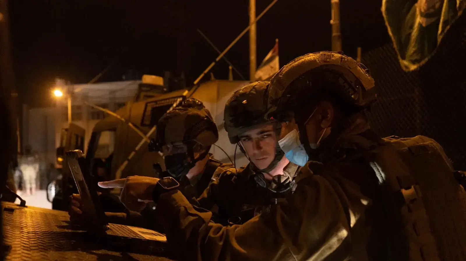 פעילות כוחות צה״ל בכפר דיר ניזאם בעקבות פיגוע יידוי האבנים מוקדם יותר סמוך לרמאללה 