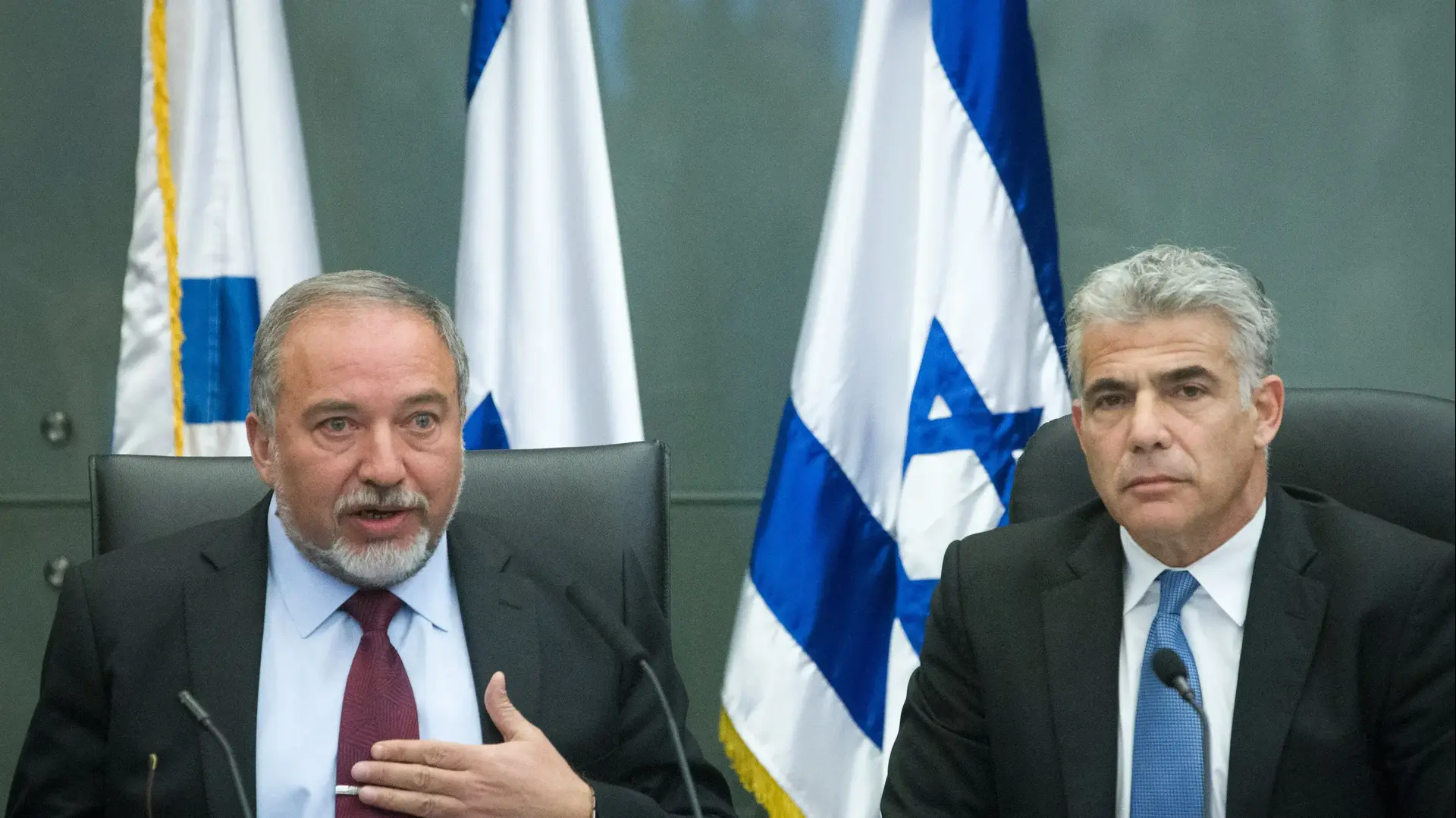 יאיר לפיד, אביגדור ליברמן 