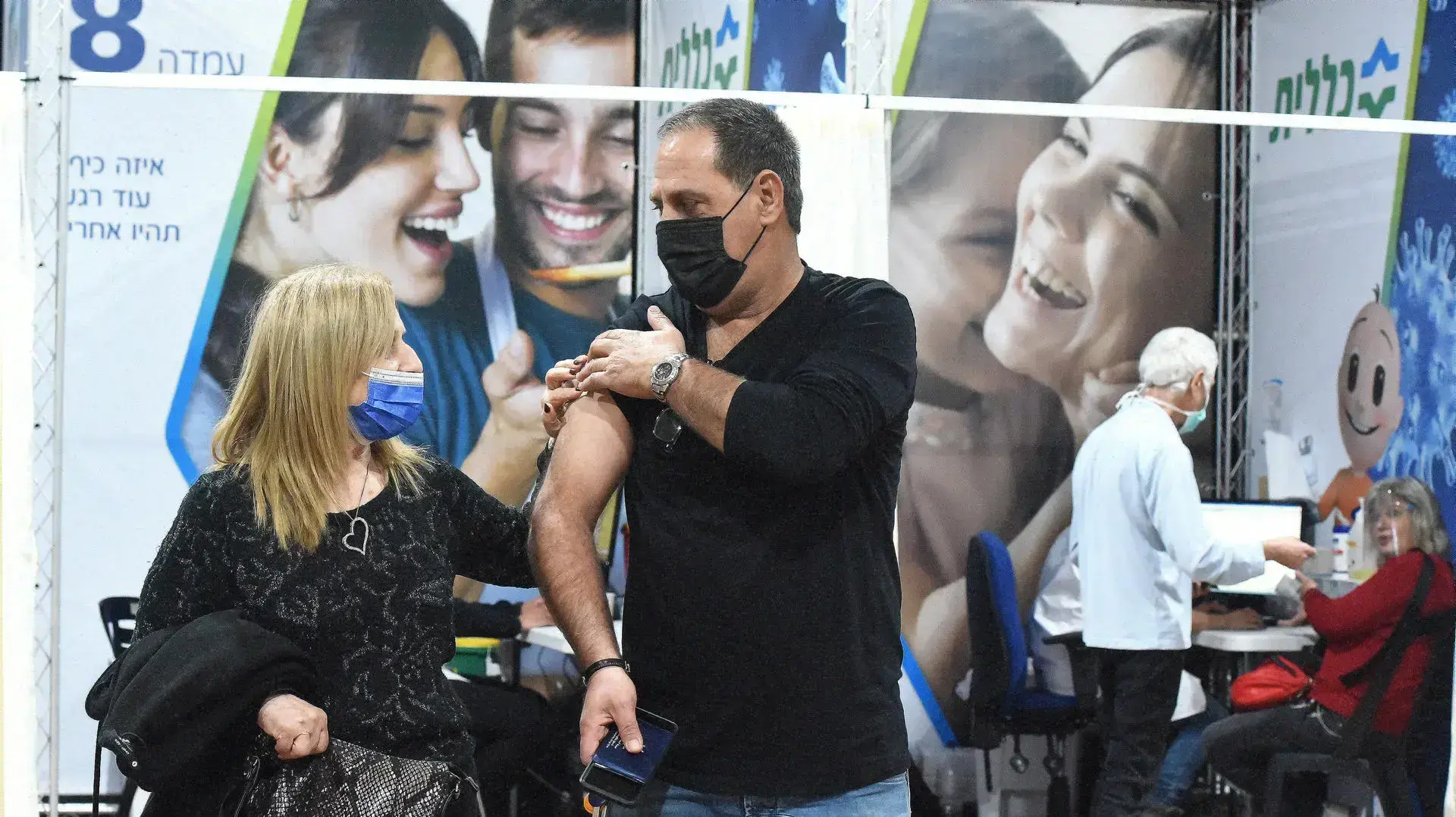 מתחסנים לנגיף הקורונה בבית הצנחן ,רמת גן 4 בינואר 2020 מתחסנים לנגיף הקורונה בבית הצנחן ,רמת גן 4 בינואר 2020