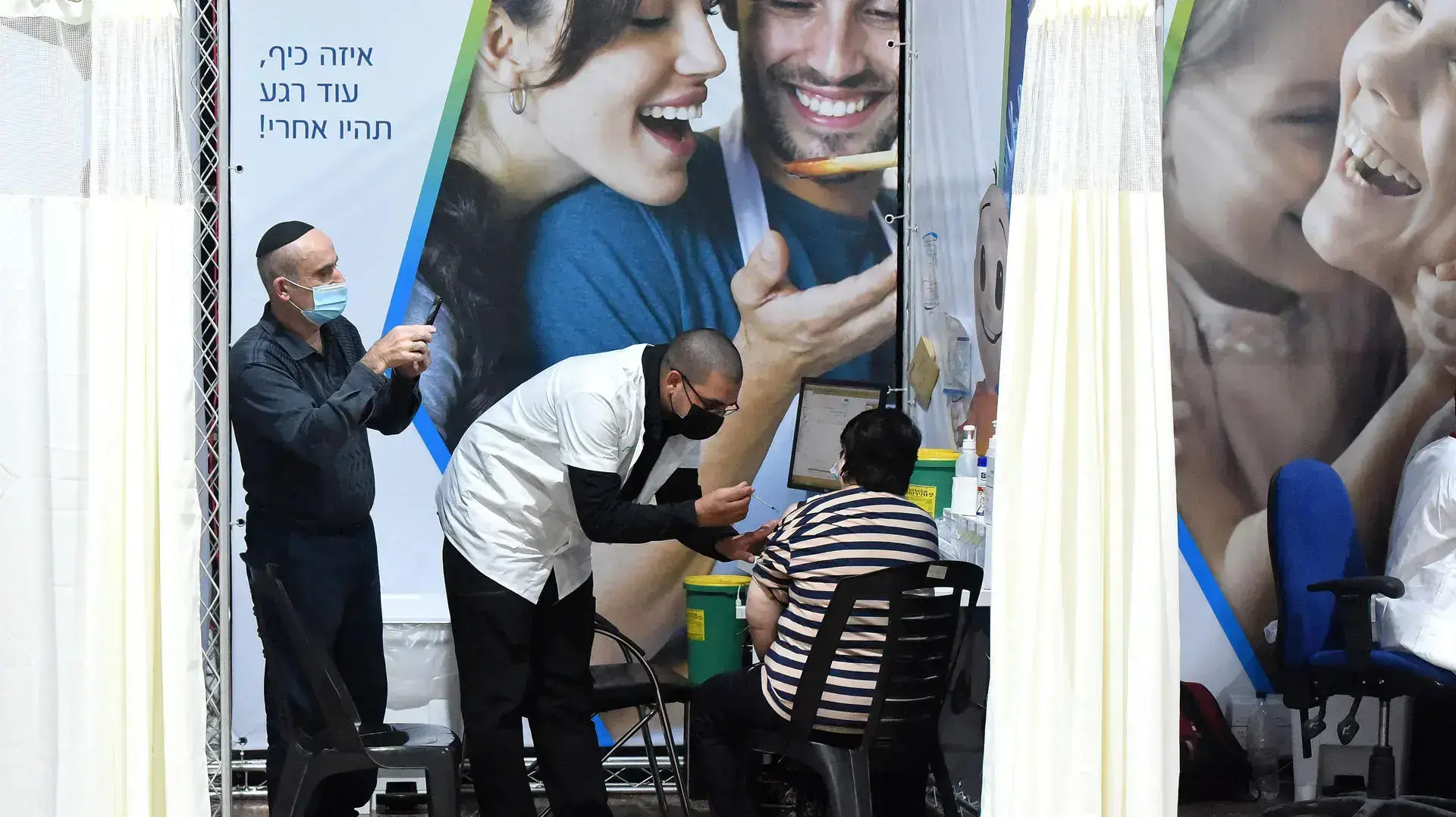 מתחסנים לנגיף הקורונה בבית הצנחן ,רמת גן 4 בינואר 2020