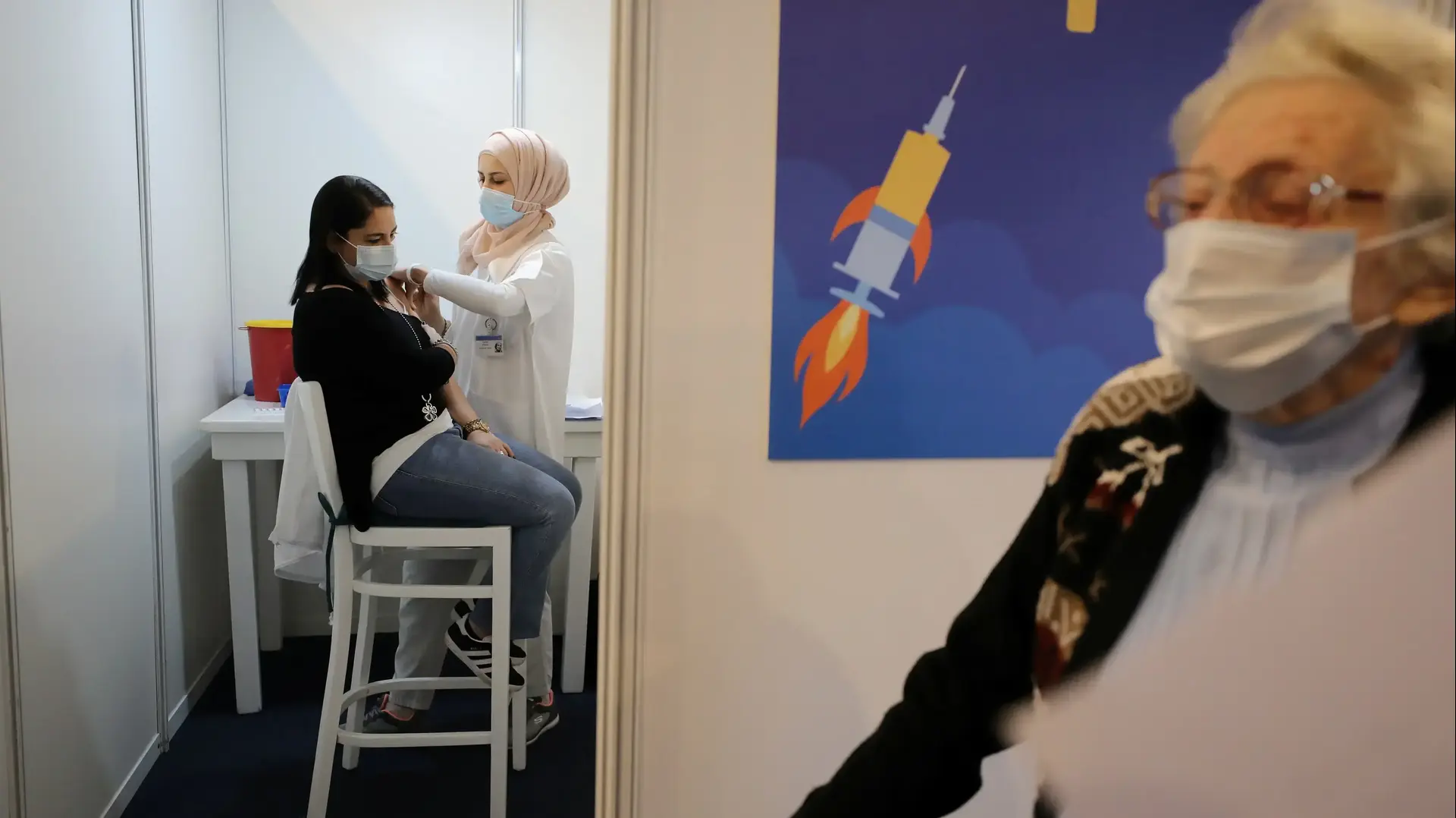 מתחם חיסונים נגד קורונה בכיכר רבין בתל אביב, 31 בדצמבר 2020 מתחם חיסונים נגד קורונה בכיכר רבין בתל אביב, 31 בדצמבר 2020