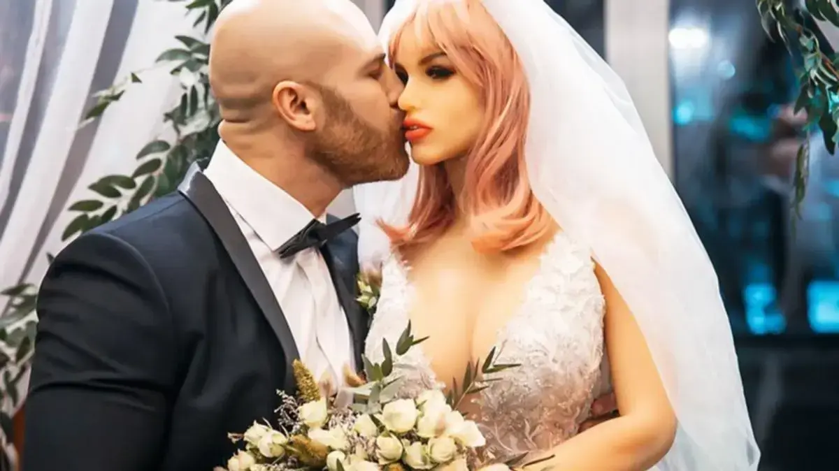שרירן התחתן עם בובת מין