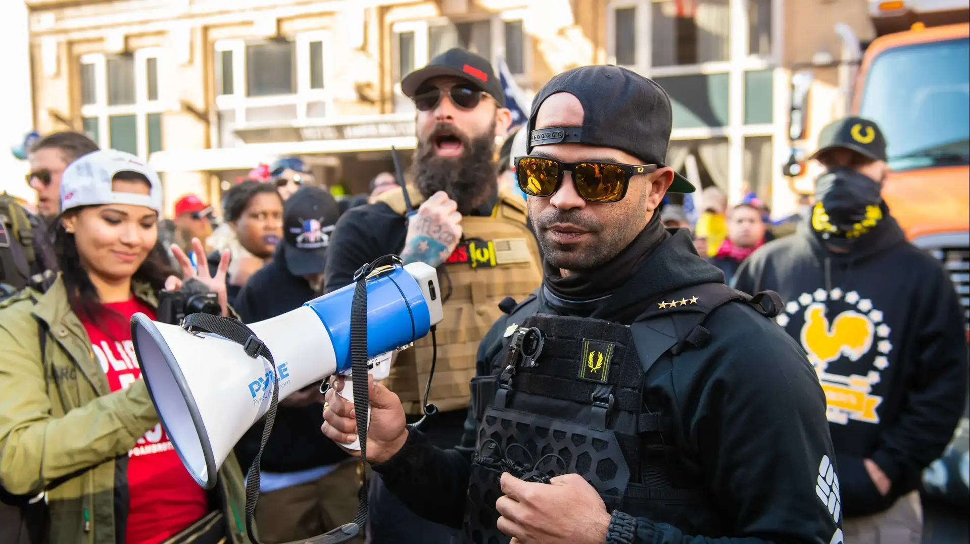 אנריקה טריו, ראש ארגון הימין הקיצוני Proud Boys במהלך עצרת בוושינגטון, ארה"ב
14 בנובמבר 2020 אנריקה טריו, ראש ארגון הימין הקיצוני Proud Boys במהלך עצרת בוושינגטון, ארה"ב
14 בנובמבר 2020
