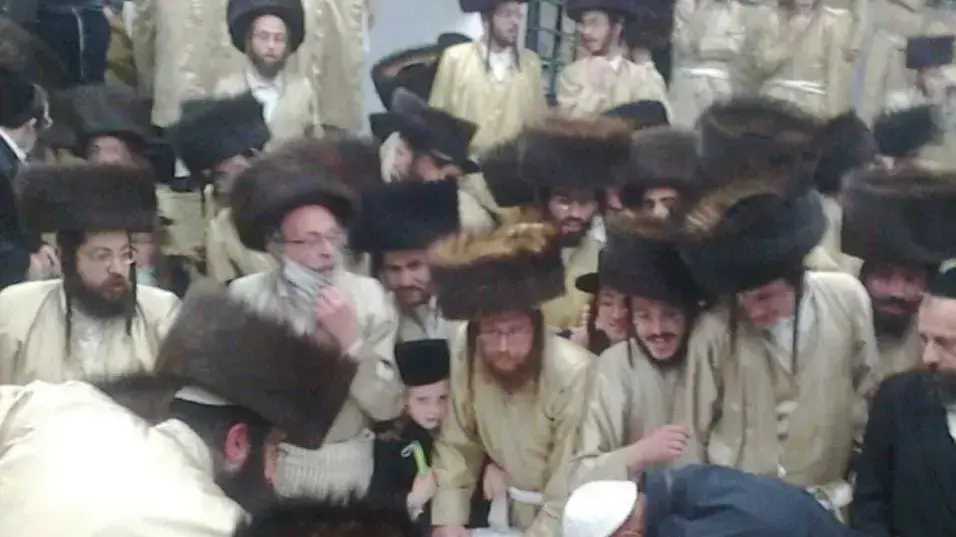 שוטר בחתונה המונית בביתר עילית שהתקיימה בניגוד להנחיות הקורונה. 5 בינואר 2021 שוטר בחתונה המונית בביתר עילית שהתקיימה בניגוד להנחיות הקורונה. 5 בינואר 2021