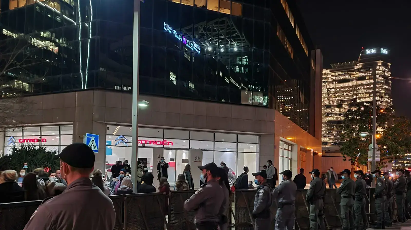 מחאה על מות הצעיר אהוביה סנדק. מול ביתו של אמיר אוחנה, ת"א 7 בינואר 2020 מחאה על מות הצעיר אהוביה סנדק. מול ביתו של אמיר אוחנה, ת"א 7 בינואר 2020