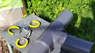 מתקן שנועד לסייע למוחים ולהקשות על השוטרים לפנות אותם במהלך הפגנות נגד רה"מ מתקן שנועד לסייע למוחים ולהקשות על השוטרים לפנות אותם במהלך הפגנות נגד רה"מ