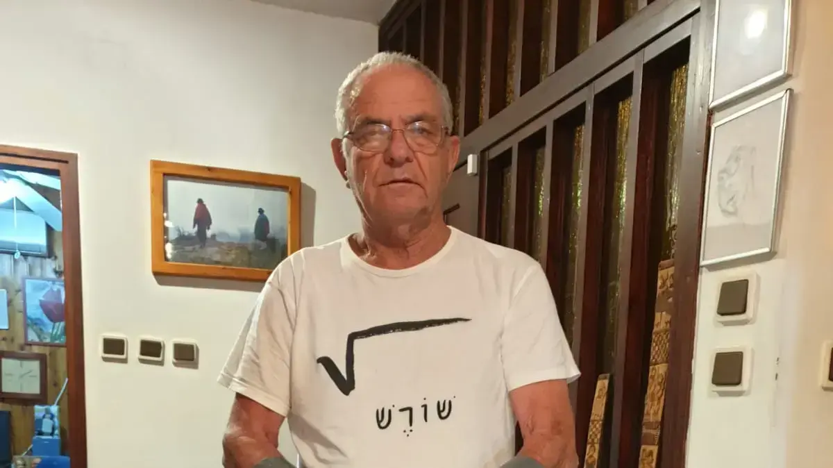 מתקן שנועד לסייע למוחים ולהקשות על השוטרים לפנות אותם במהלך הפגנות נגד רה"מ מתקן שנועד לסייע למוחים ולהקשות על השוטרים לפנות אותם במהלך הפגנות נגד רה"מ