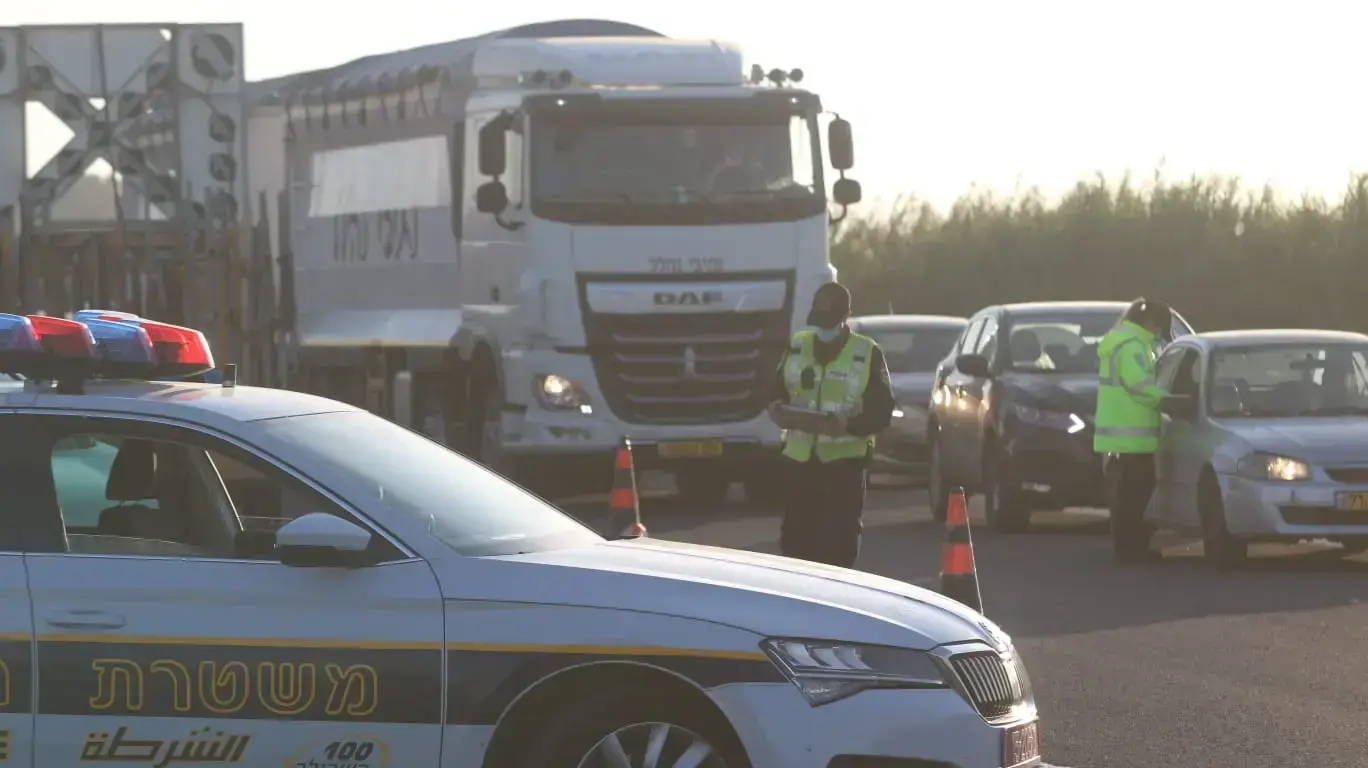 שוטרים אוכפים את הסגר שהוטל בשל התפשטות התחלואה בקורונה, בבוקר שלאחר כניסתו לתוקף. בכביש 65 ליד חדרה. 8 בינואר 2021 שוטרים אוכפים את הסגר שהוטל בשל התפשטות התחלואה בקורונה, בבוקר שלאחר כניסתו לתוקף. בכביש 65 ליד חדרה. 8 בינואר 2021