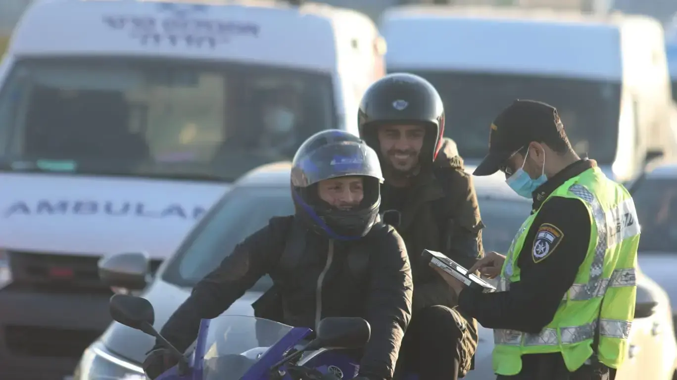 שוטרים אוכפים את הסגר שהוטל בשל התפשטות התחלואה בקורונה, בבוקר שלאחר כניסתו לתוקף. בכביש 65 ליד חדרה. 8 בינואר 2021 שוטרים אוכפים את הסגר שהוטל בשל התפשטות התחלואה בקורונה, בבוקר שלאחר כניסתו לתוקף. בכביש 65 ליד חדרה. 8 בינואר 2021