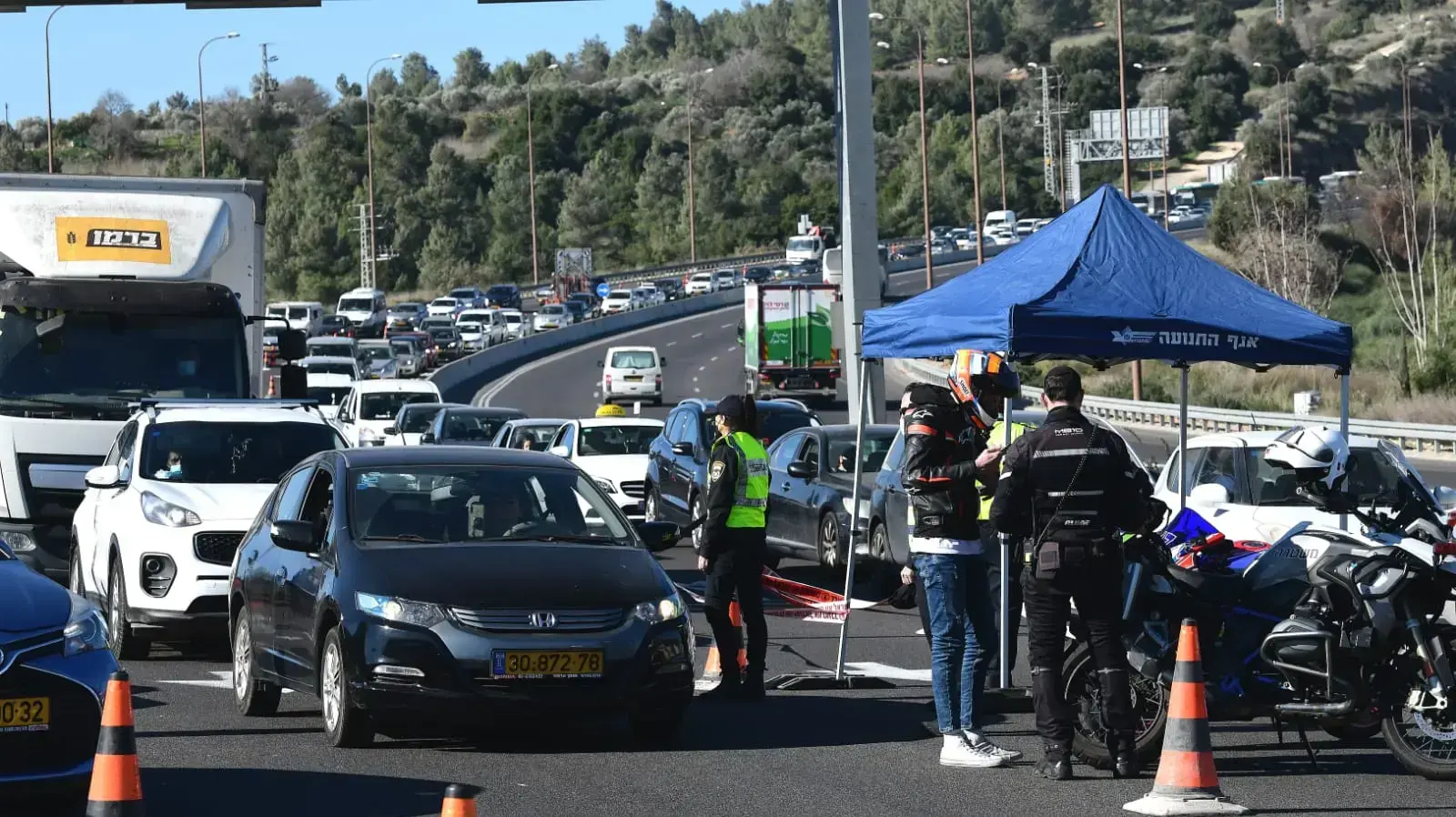 לקראת כניסת הסגר ההרמטי, פקקים במחסום מחלף חמד, 8 בינואר 2021 לקראת כניסת הסגר ההרמטי, פקקים במחסום מחלף חמד, 8 בינואר 2021