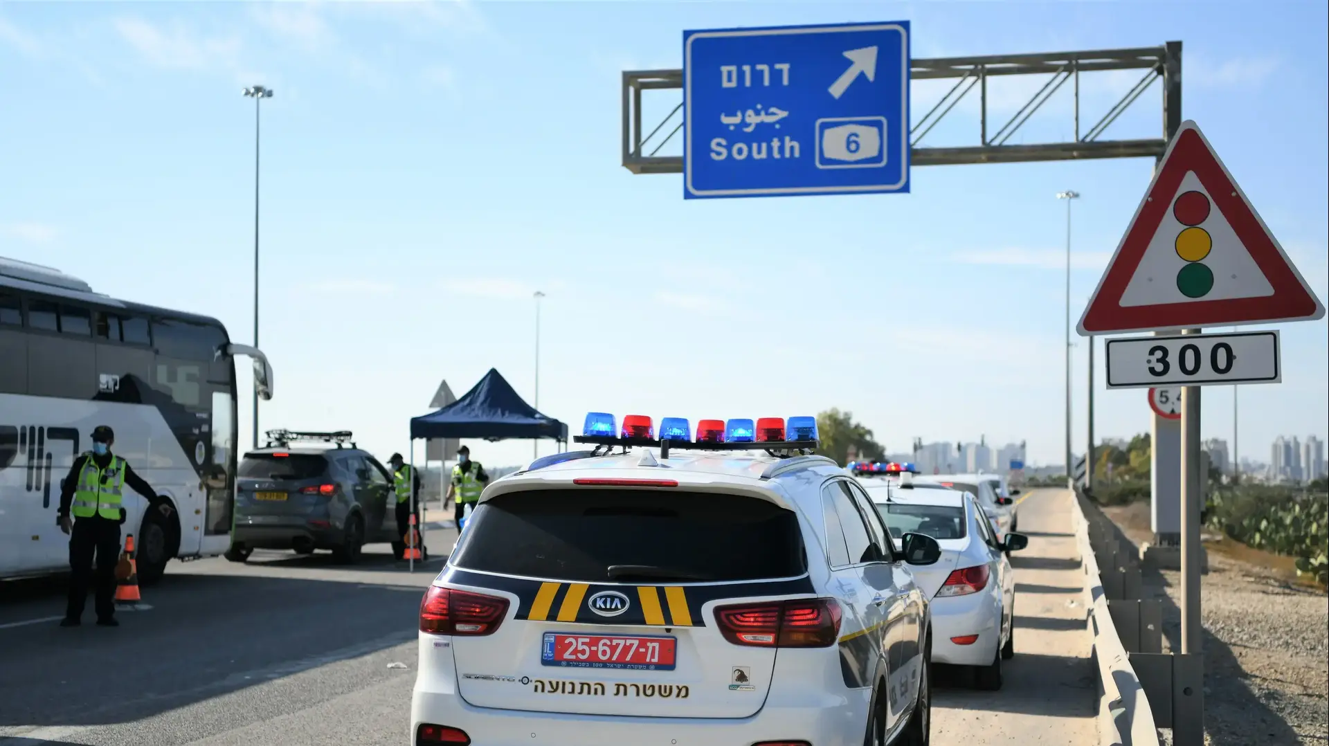 שוטרים מבצעים אכיפבה לתקנות הסגר השלישי, באזור תל אביב, 9 בינואר 2021 שוטרים מבצעים אכיפבה לתקנות הסגר השלישי, באזור תל אביב, 9 בינואר 2021