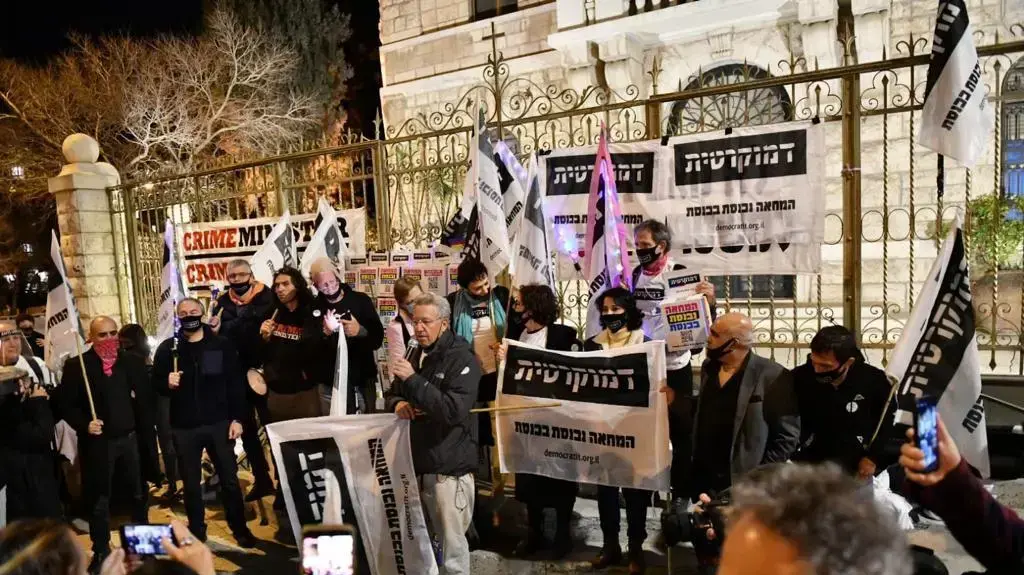השקת המפלגה הדמוקרטית במהלך ההפגנה נגד נתניהו בבלפור, 9 בינואר 2021 השקת המפלגה הדמוקרטית במהלך ההפגנה נגד נתניהו בבלפור, 9 בינואר 2021
