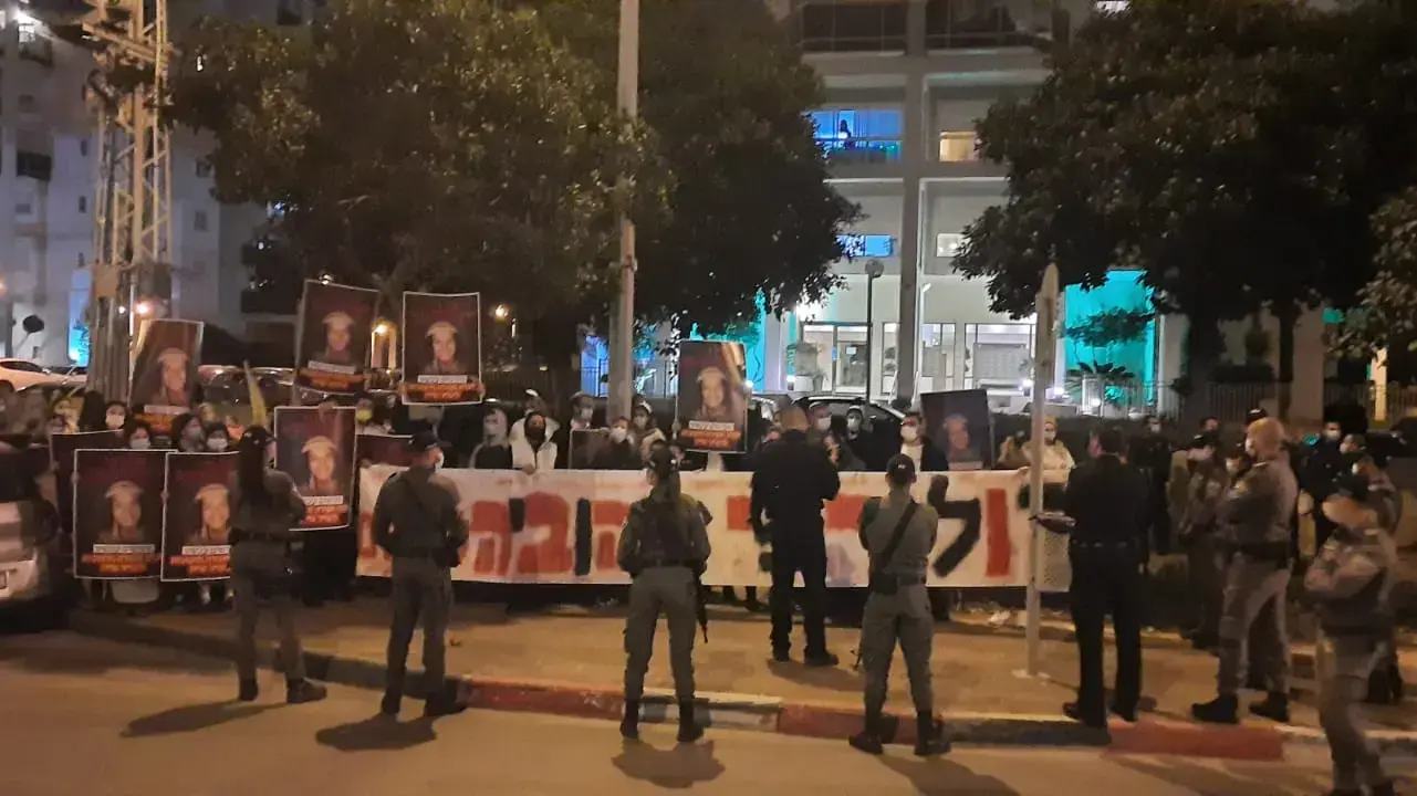 אהוביה סנדק , 150 מפגינים מול ביתה של ראש מח"ש "די לטיוח" נתניה, 9 בינואר 2021 אהוביה סנדק , 150 מפגינים מול ביתה של ראש מח"ש "די לטיוח" נתניה, 9 בינואר 2021