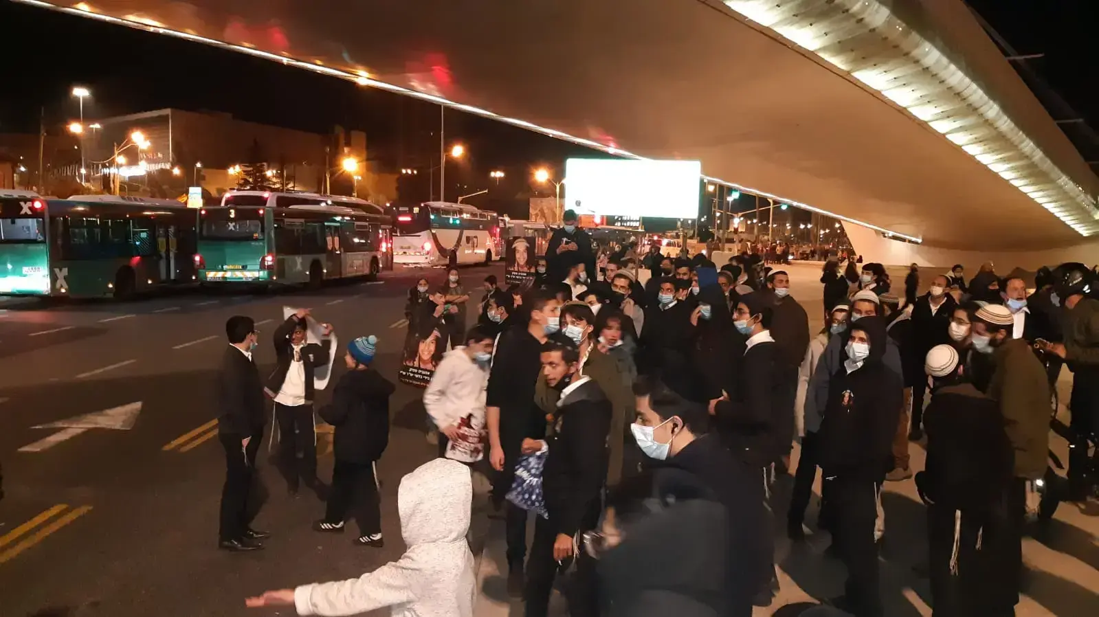 מפגינים על מות אהוביה סנדק בגשר המיתרים בירושלים. 9 בינואר 2021 