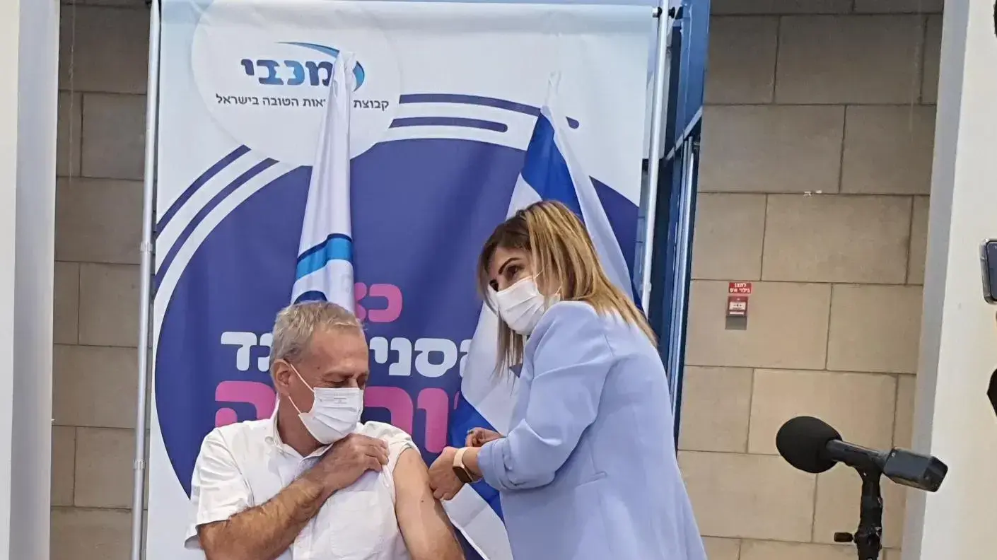 ממונה הקורונה נחמן אש מקבל מנה שנייה של חיסון לקורונה בבית החולים איכילוב, תל אביב, 10 בדצמבר 2021 ממונה הקורונה נחמן אש מקבל מנה שנייה של חיסון לקורונה בבית החולים איכילוב, תל אביב, 10 בדצמבר 2021