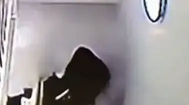 ניסיון לצאת מהמשרד נגמר בפדיחה