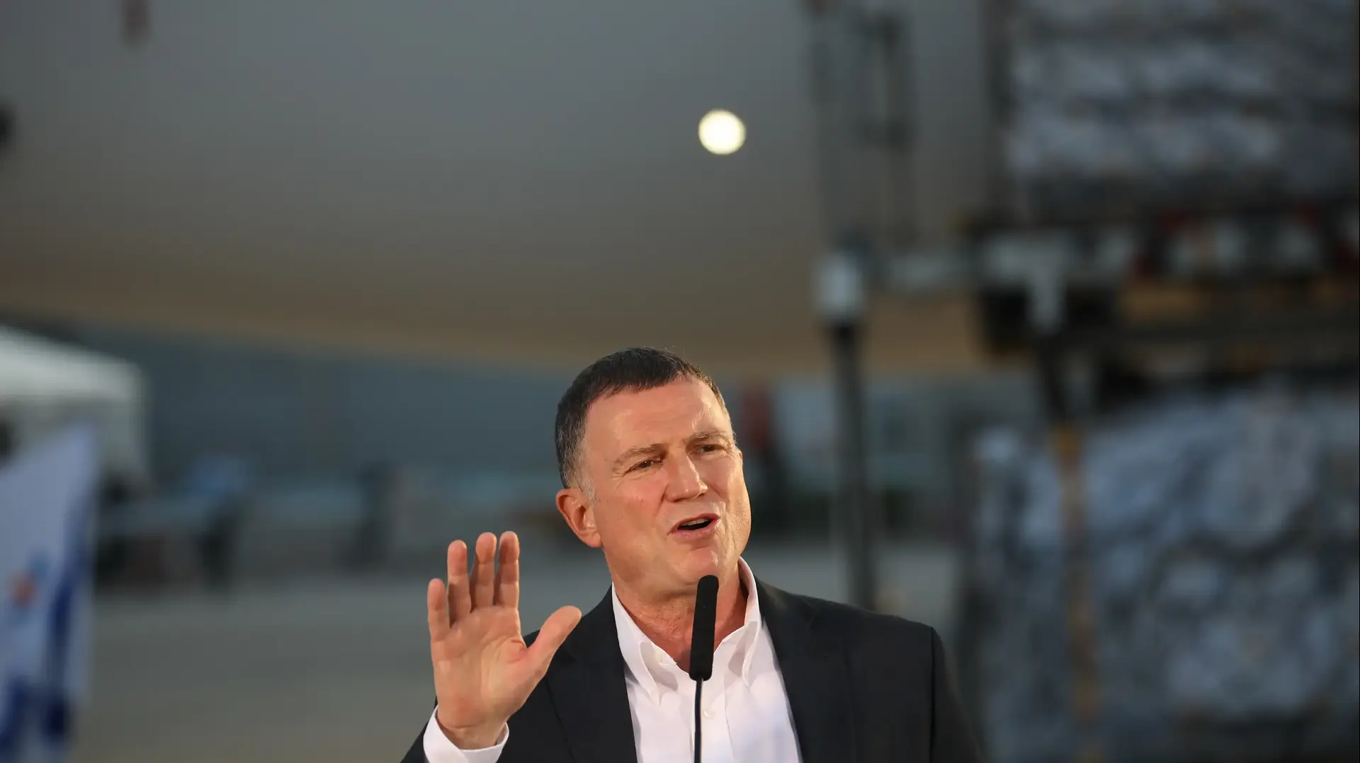 ושר הבריאות, יולי אדלשטיין במהלך הצהרה לתקשורת עם נחיתת משלוח החיסונים של חברת פייזר בנתב"ג 10 בינואר 2021 ושר הבריאות, יולי אדלשטיין במהלך הצהרה לתקשורת עם נחיתת משלוח החיסונים של חברת פייזר בנתב"ג 10 בינואר 2021