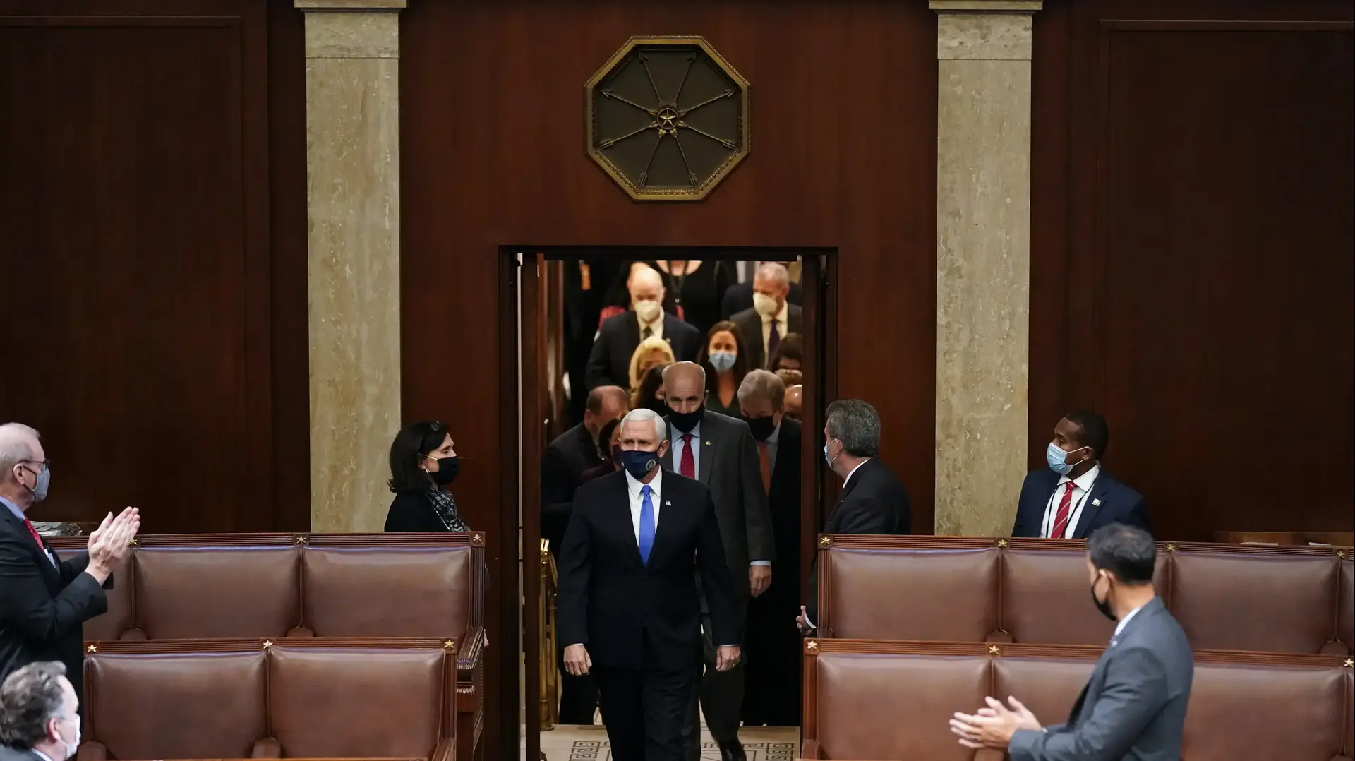 סגן הנשיא מייק פנס נכנס לדיון ספירת האלקטורים בגבעת הקפיטול, 7 בינואר 2021 סגן הנשיא מייק פנס נכנס לדיון ספירת האלקטורים בגבעת הקפיטול, 7 בינואר 2021