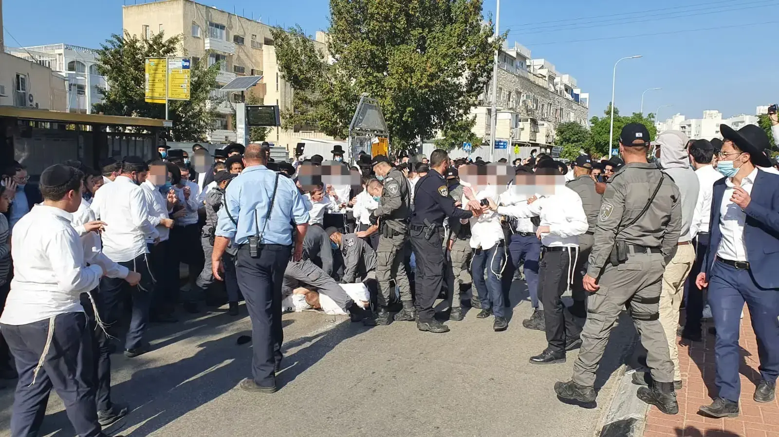 כוחות משטרת ישראל פועלים ברובע ג' באשדוד, לאחר שהוזעקו מוקדם יותר הבוקר ע"י פקחי עירייה שהותקפו במהלך אכיפה שביצעו במוסד חינוכי שפעל במקום בניגוד לתקנות, 11 בינואר 2021