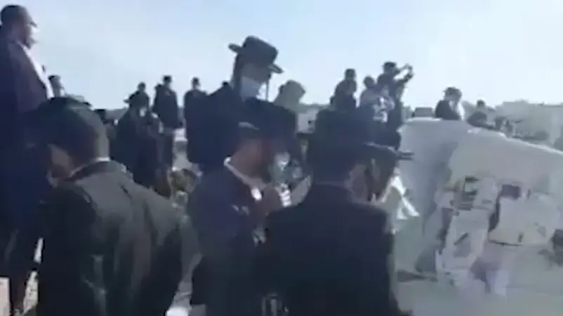 תיעוד ירי באוויר של מתנדב משטרה בהתקהלות אסורה בבית שמש, 12 בינואר 2021 תיעוד ירי באוויר של מתנדב משטרה בהתקהלות אסורה בבית שמש, 12 בינואר 2021