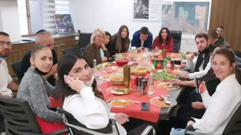 שרת התחבורה מירי רגב ועובדי לשכתה מפרים את תקנות הסגר והקורונה. 13 בינואר 2021 שרת התחבורה מירי רגב ועובדי לשכתה מפרים את תקנות הסגר והקורונה. 13 בינואר 2021