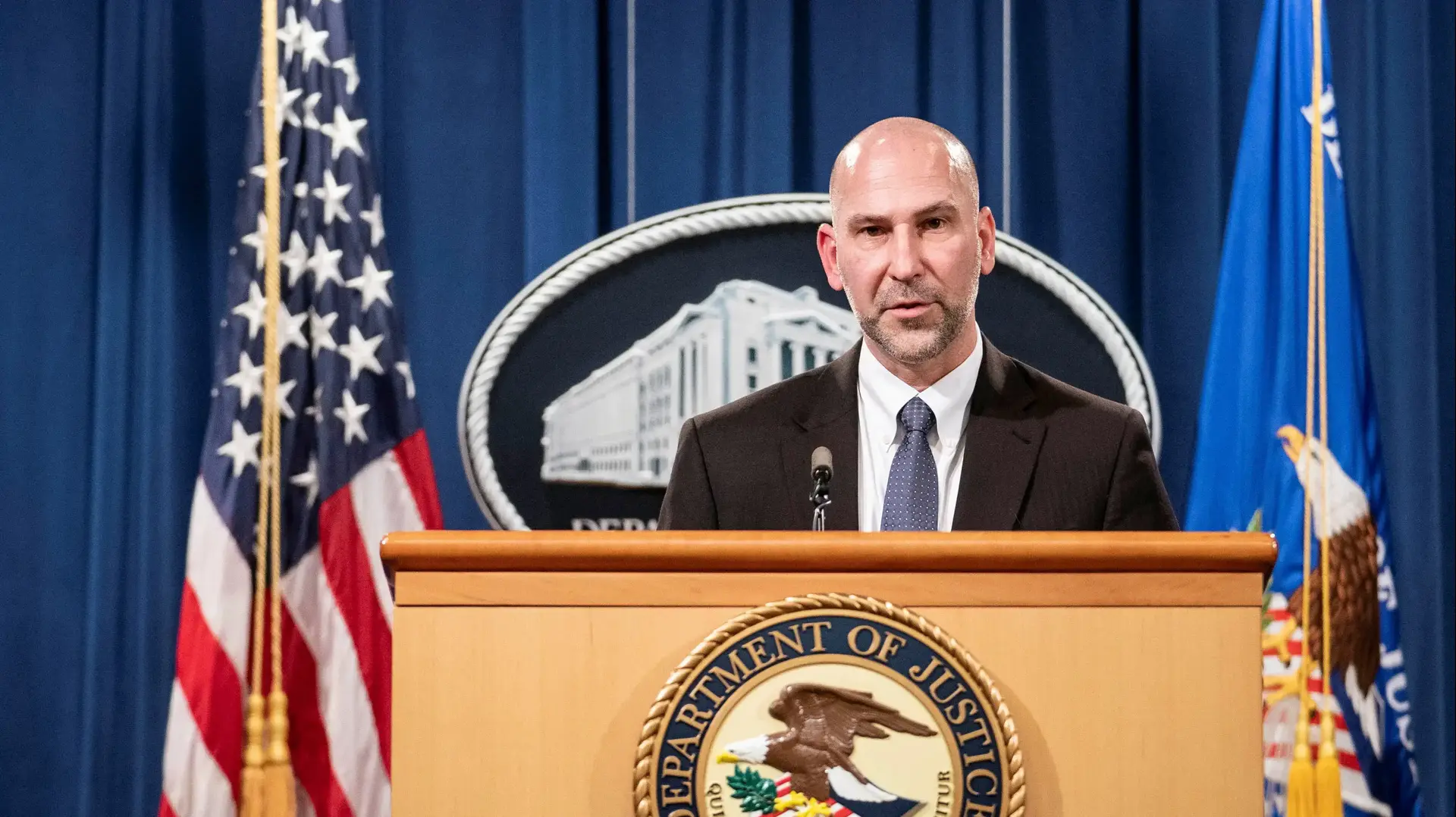 סטיבן ד'אנטוני, בכיר ב-FBI, במסיבת עיתונאים. 13 בינואר 2021 סטיבן ד'אנטוני, בכיר ב-FBI, במסיבת עיתונאים. 13 בינואר 2021