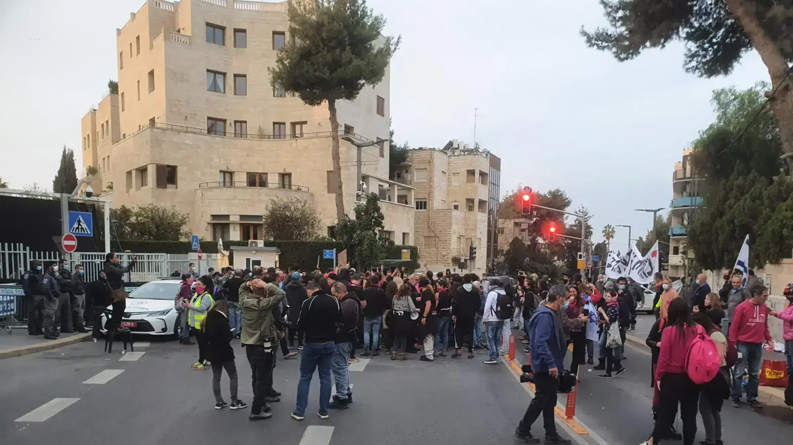 הפגנה מול מעון ראש הממשלה בנימין נתניהו בירושלים במחאה על דחיית הדיון במשפטו, 13 בינואר 2021 הפגנה מול מעון ראש הממשלה בנימין נתניהו בירושלים במחאה על דחיית הדיון במשפטו, 13 בינואר 2021