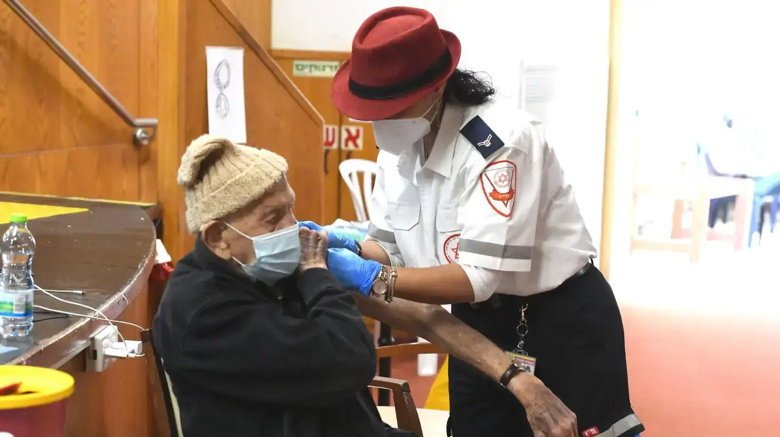 מתן המנה השנייה של החיסון לדיירי משען ברמת אפעל 13 בינואר 2021
מתן המנה השנייה של החיסון לדיירי משען ברמת אפעל 13 בינואר 2021