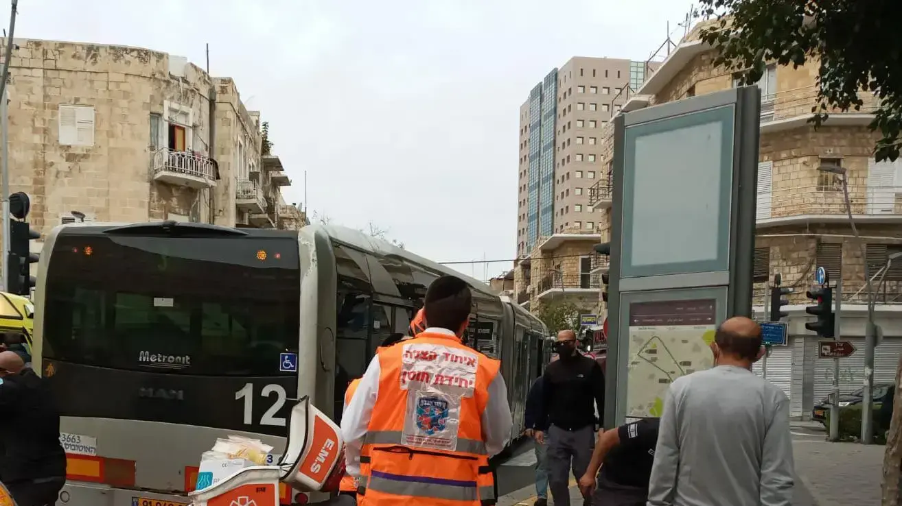 זירת דחיפת אדם אל מתחת לגלגלי המטרונית, בחיפה 13 בינואר 2021
