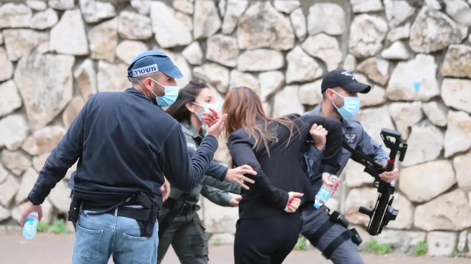 חברת הכנסת סונדוס סאלח (תע״ל - הרשימה המשותפת) מפונה במהלך הפגנה נגד ביקור ראש הממשלה בנימין נתניהו בנצרת, 13 בינואר 2021 חברת הכנסת סונדוס סאלח (תע״ל - הרשימה המשותפת) מפונה במהלך הפגנה נגד ביקור ראש הממשלה בנימין נתניהו בנצרת, 13 בינואר 2021