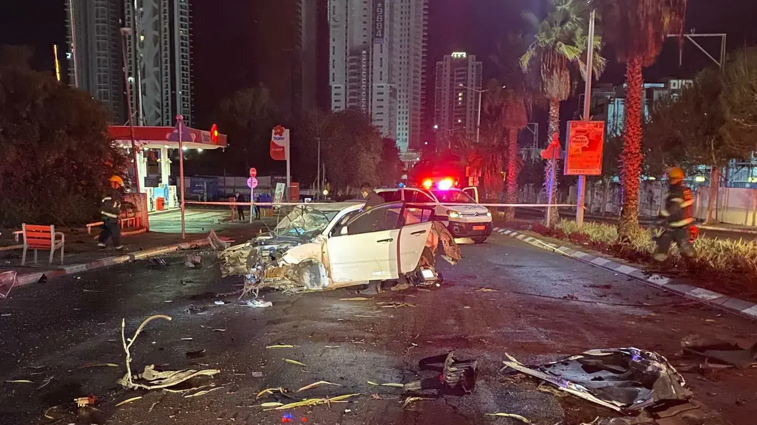 נהג כבן 40 נהרג כשהתנגש עם רכב בעץ בבת ים. 14 בינואר 2021