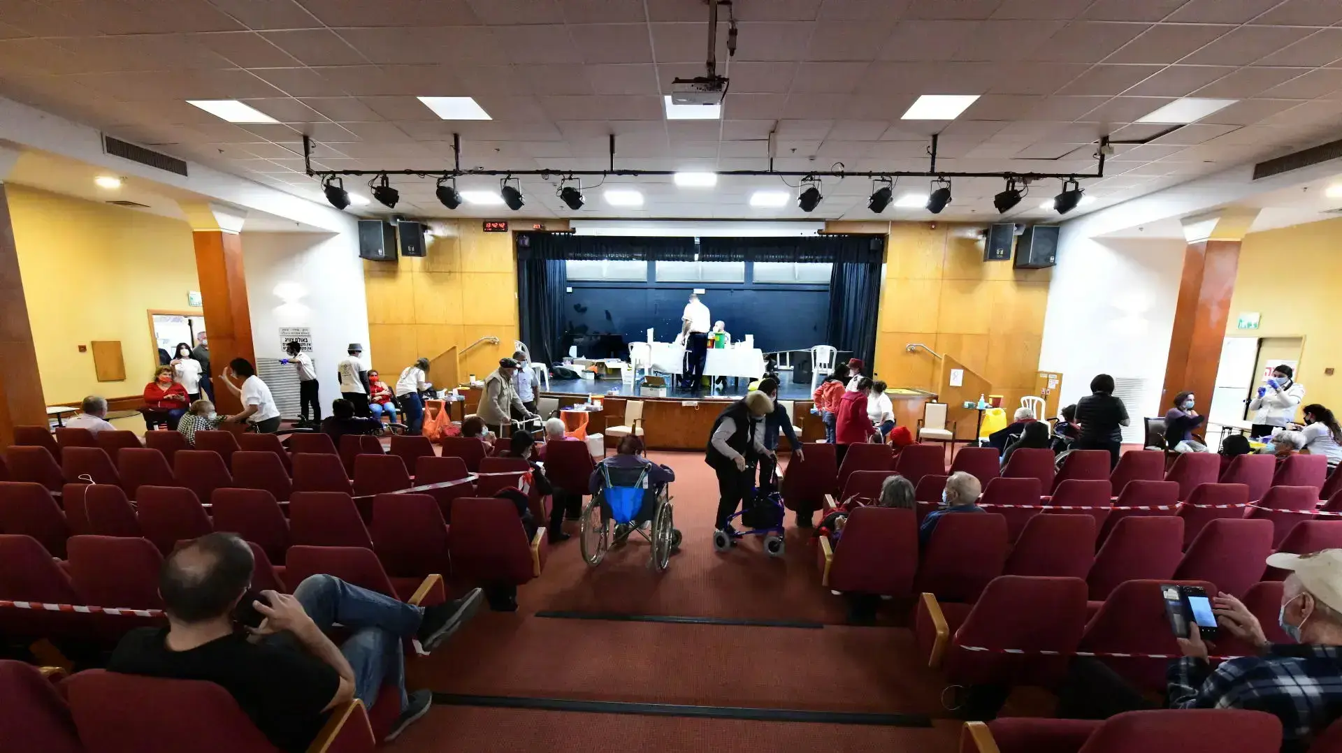 התחסנות נגד קורונה בדיור מוגן משען רמת אפעל, 14 בינואר 2021 התחסנות נגד קורונה בדיור מוגן משען רמת אפעל, 14 בינואר 2021